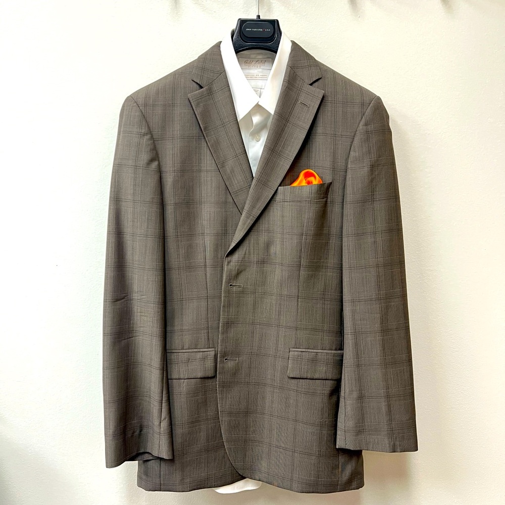 Beautiful Hugo Boss suit!  40L. (Shirt and pocket square not included)